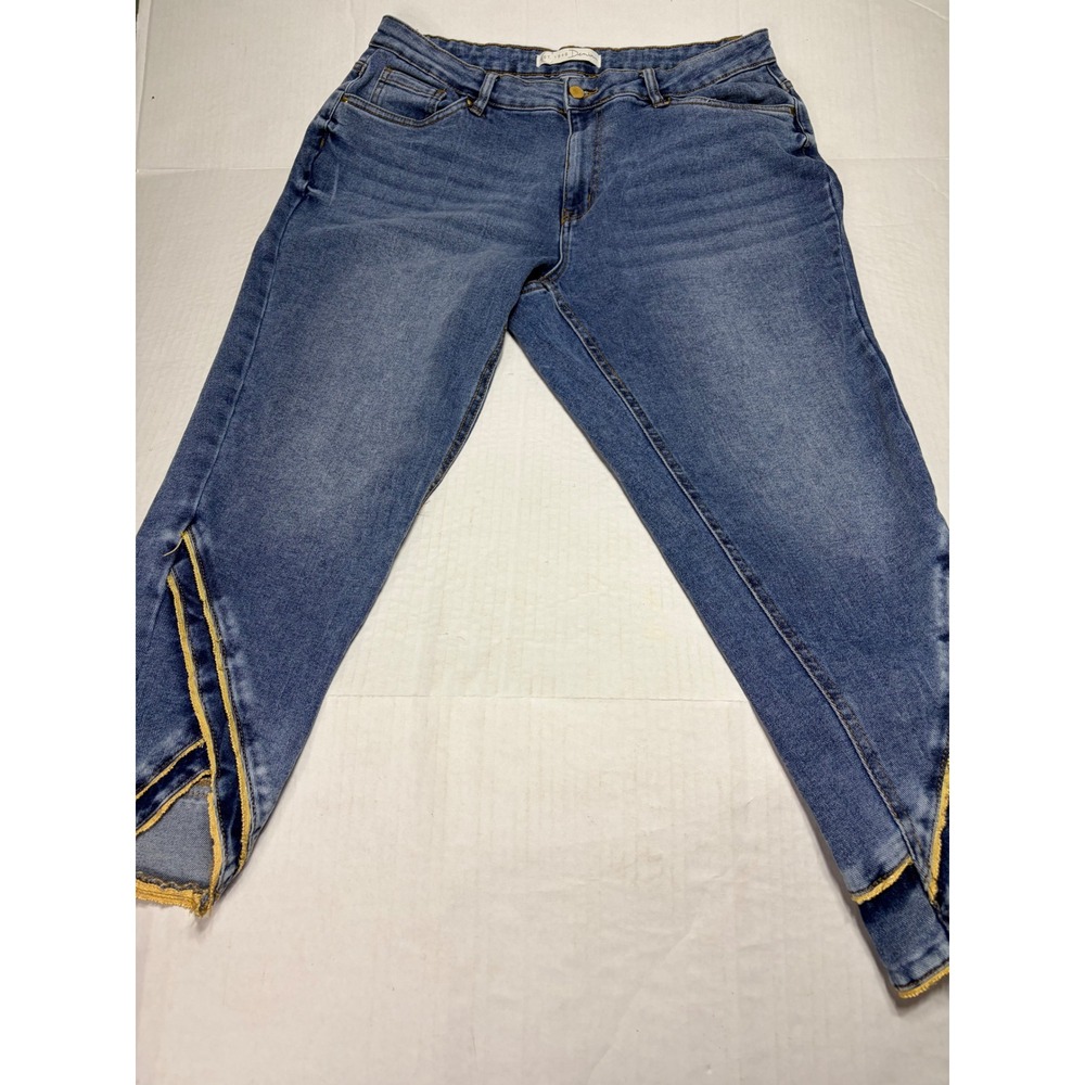 C. Est. 1946 Denim Women Blue Cropped Jeans Tulip Frayed Hem Medium Wash Size 12